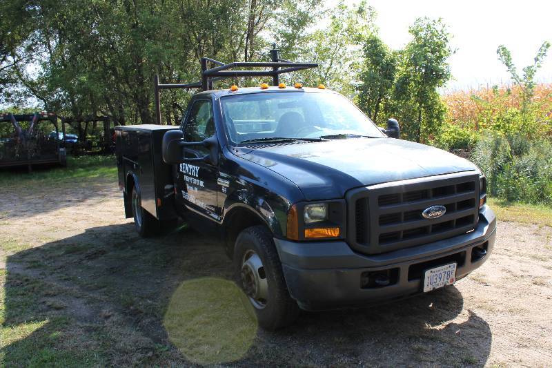 lot 3 image: 2005 Ford F-350 Super Duty Truck