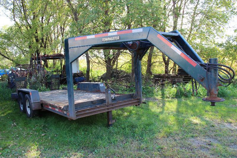 lot 11 image: 1997 Tow Master Trailer w5th Wheel Hitch & Wooden Deck