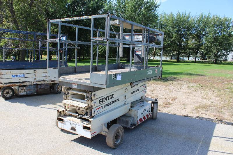 lot 15 image: Terex Aerials TS26W Scissors Lift wPlatform Controls 1300lbs Capacity 26 Height.