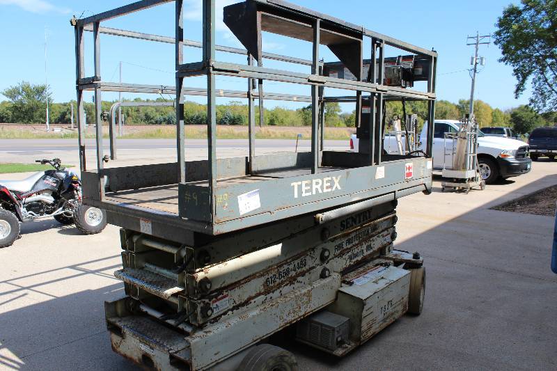 lot 17 image: Terex Scissors Lift SN 27223 Model TS26.