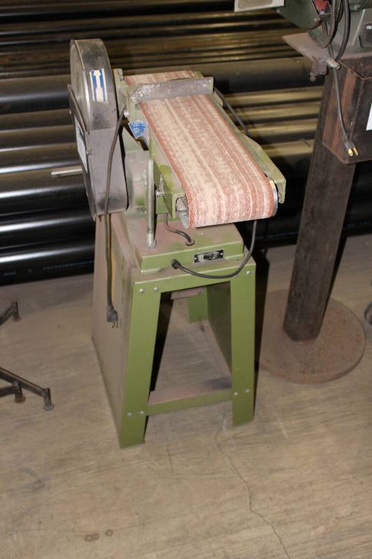 lot 33 image: Central Machinery 6 & 9 Disc Sander wStand Model SBD28 x 18 x 40.