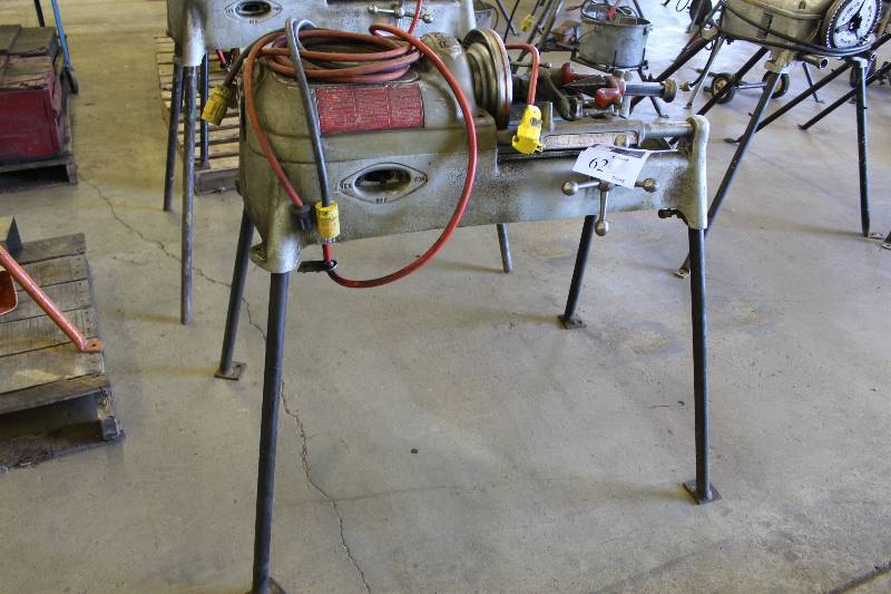 lot 62 image: Ridgid 535 Threading Machine wStand 40 x 30 x 50.