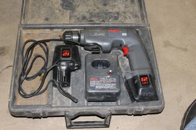 lot 83 image: Skil Power Drill wHard Case, Battery & Charger.