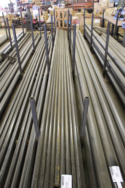 lot 100 image: Lot of (38) 1.5 x 21 SCH #7 Metal Pipe New.