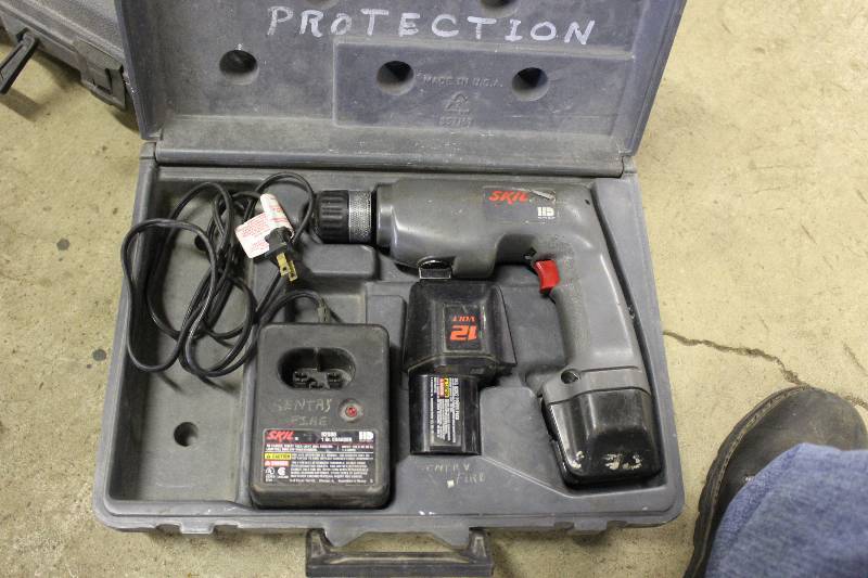 lot 74 image: Skil Power Drill wHard Case, Battery & Charger.
