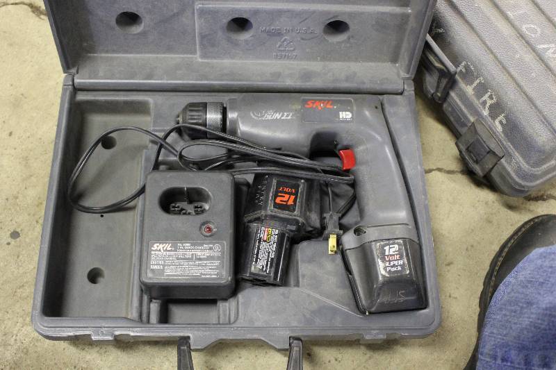 lot 73 image: Skil Power Drill wHard Case, Battery & Charger.