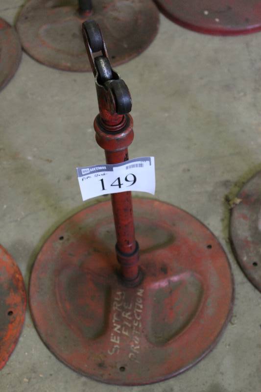 lot 149 image: Pipe Stand wBase.