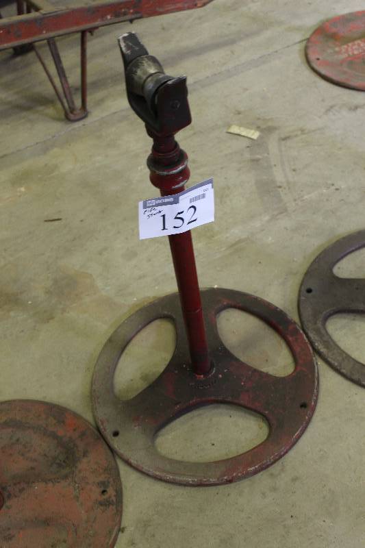 lot 152 image: Pipe Stand wBase.