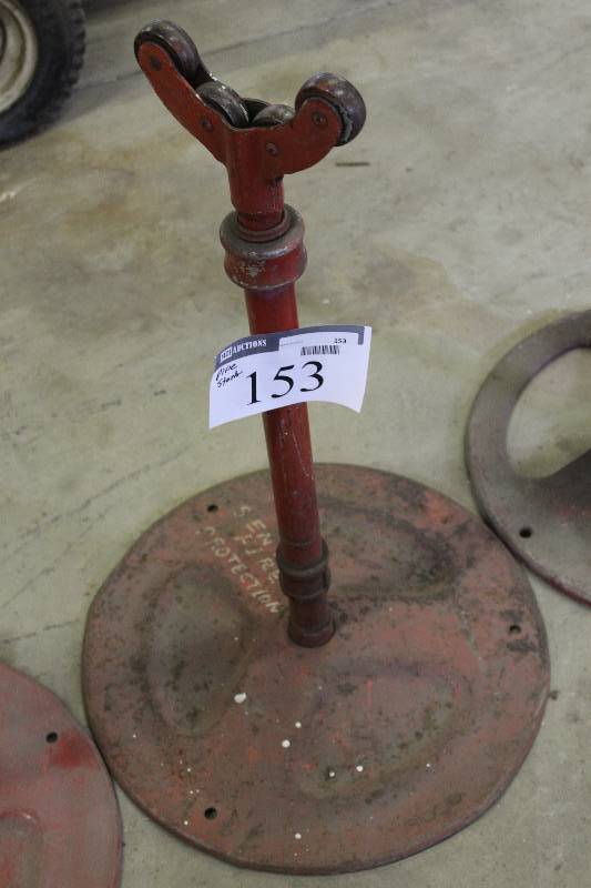 lot 153 image: Pipe Stand wBase.
