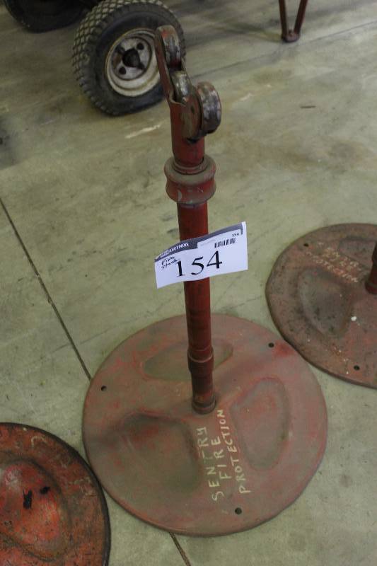 lot 154 image: Pipe Stand wBase.
