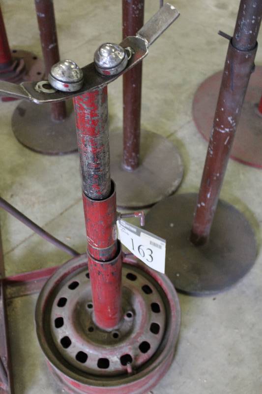 lot 163 image: Pipe Stand wBase.