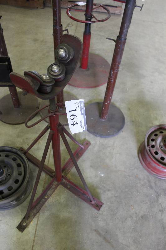 lot 164 image: Pipe Stand wBase.