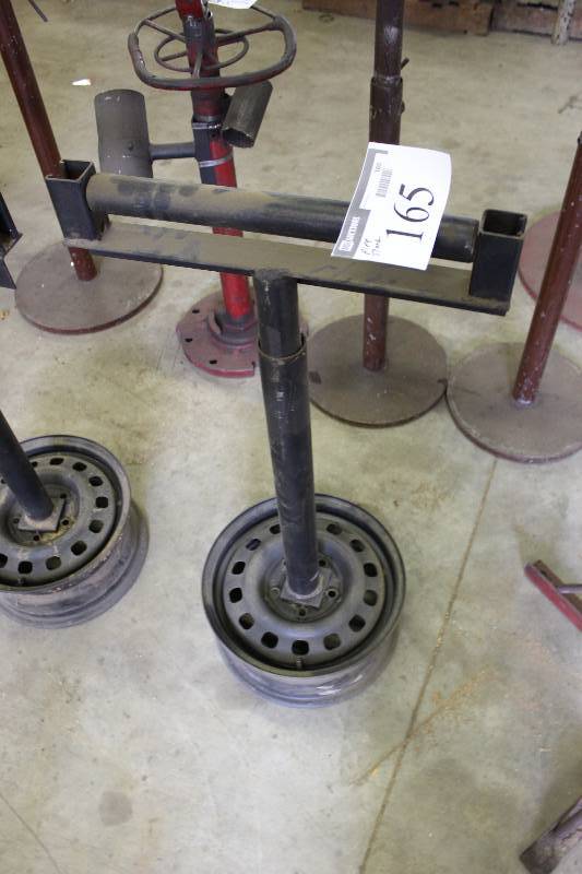 lot 165 image: Pipe Stand wBase.
