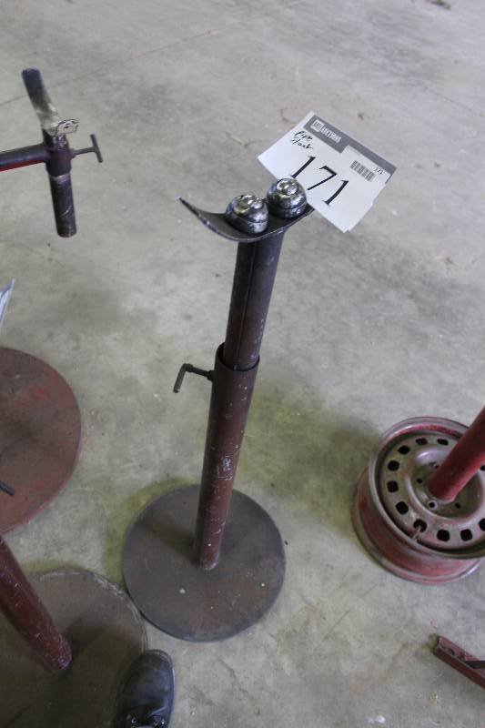 lot 171 image: Pipe Stand wBase.