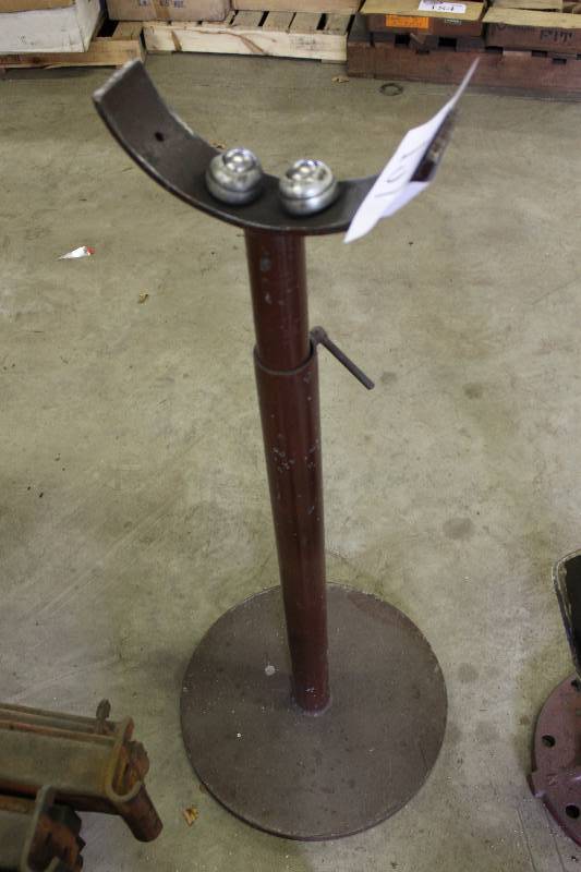 lot 167 image: Pipe Stand wBase.