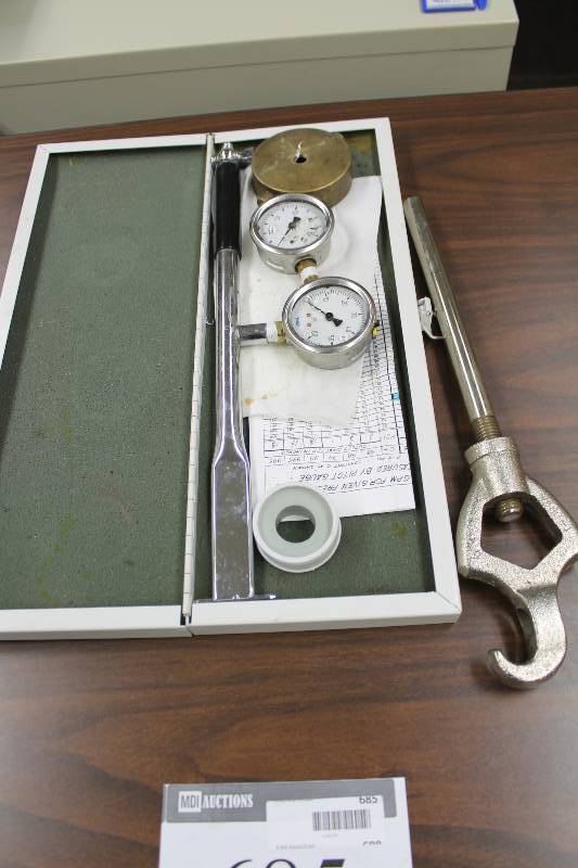 lot 685 image: Pitot Gauge wHard Case & Extra Pressure Gauge.
