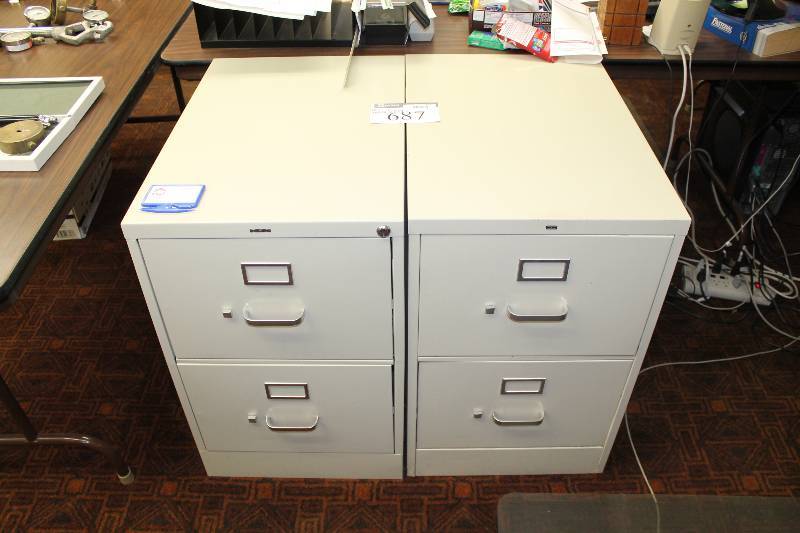 lot 687 image: Lot of (2) Metal Filing Cabinets 26.5 x 18 x 29.