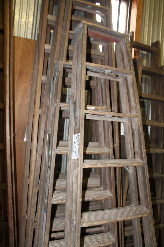 lot 727 image: Lot of (2) Wooden Ladders 7 & 8.