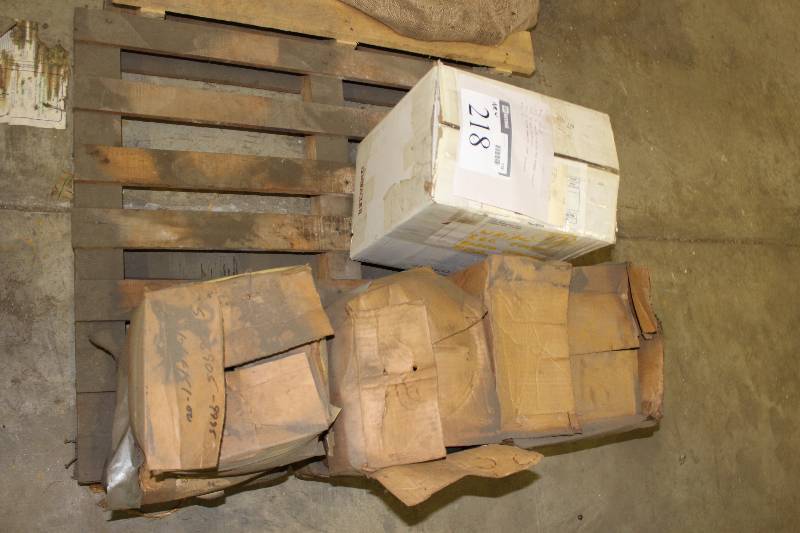 lot 218 image: Pallet Lot Including 12 Valve Mount Top Beam Clamp 12 Valve 12 Extra Heavy Valve And More.