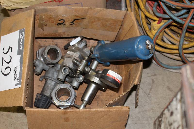 lot 529 image: Miscellaneous Tool wPressure Gauge.