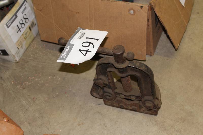 lot 491 image: Heavy-Duty Vise wMounting Bracket.