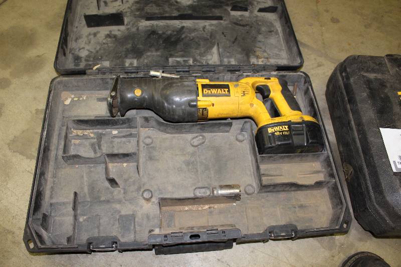 lot 480 image: DeWalt Saw-Z-All wHard Case & 18V Battery.
