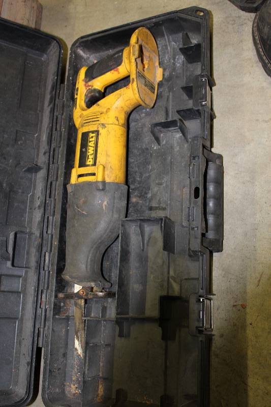 lot 479 image: DeWalt Saw-Z-All wHard Case No Battery.