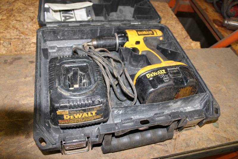 lot 470 image: DeWalt Cordless Drill w18V Battery, Hard Case & Charger.