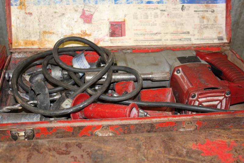 lot 424 image: Milwaukee Rotary Hammer wHard Case.