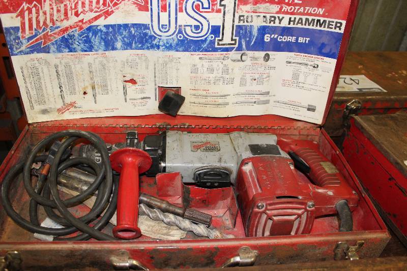 lot 429 image: Milwaukee Right Angle Drill wHard Case.