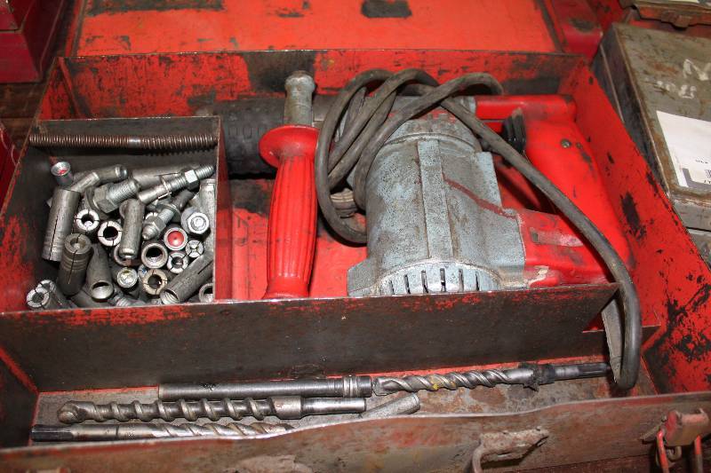 lot 418 image: Hilti TE 17 Hammer Drill wHard Case & Atttachments.