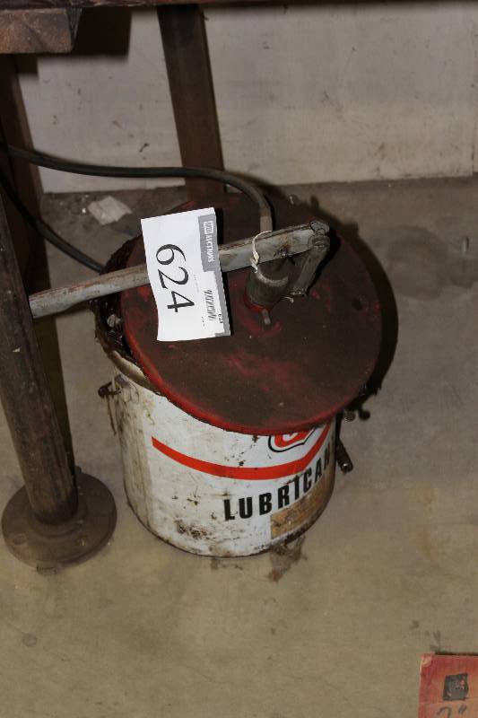 lot 624 image: Route 66 Lubricant Pump Bucket wPump Lid & Hose.