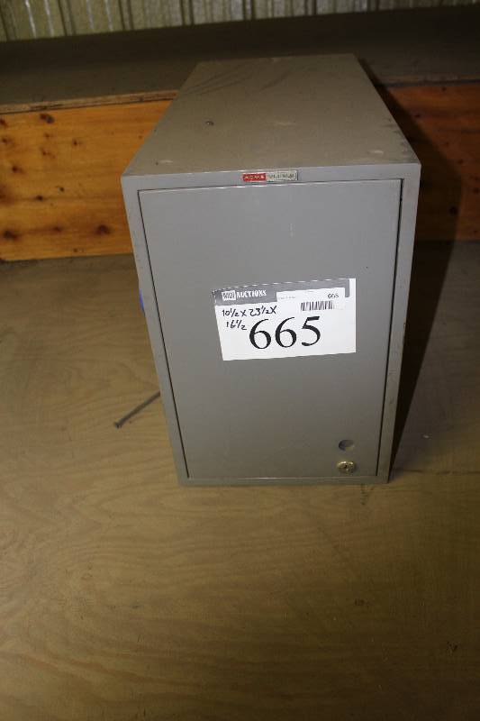 lot 665 image: Acme Visible Storage Container wMultiple Drawers 10.5 x 23.5 x 16.5.