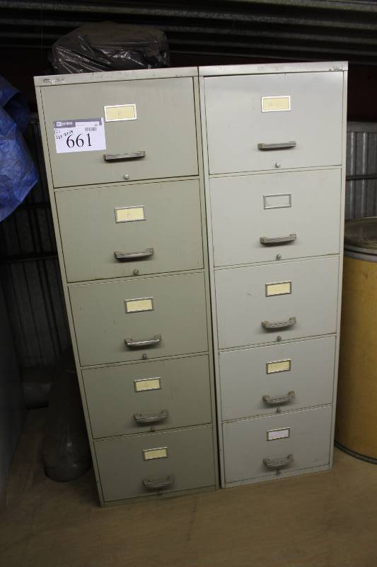 lot 661 image: Lot of (2) Metal Filing Cabinets 28 x 18 x 59.