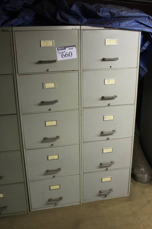 lot 660 image: Lot of (2) Metal Filing Cabinets 28 x 18 x 59.