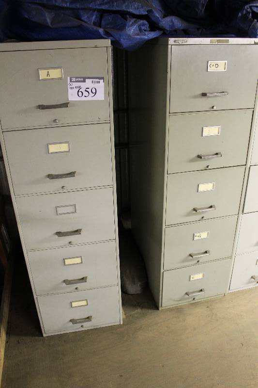 lot 659 image: Lot of (2) Metal Filing Cabinets 28 x 18 x 59.