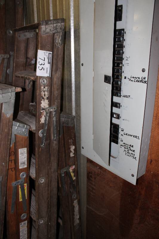 lot 735 image: Lot of (2) Wooden Ladders 6 & 4.