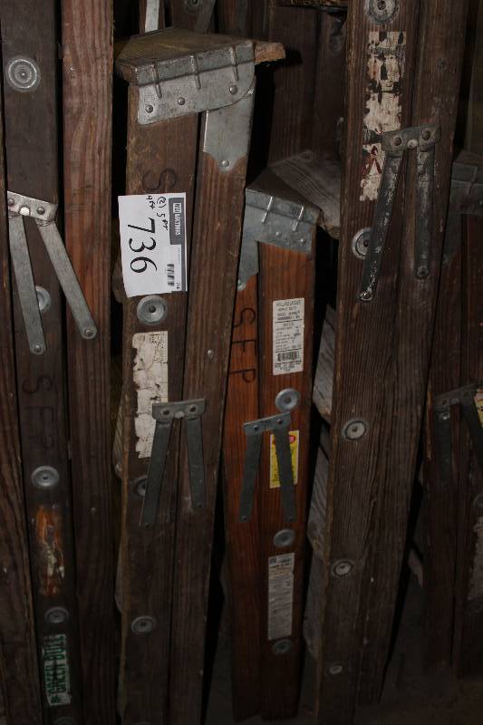 lot 736 image: Lot of (2) Wooden Ladders 5 & 4.