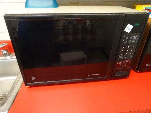 GE turntable microwave. JE2810A002