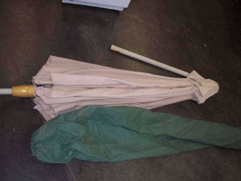 Outdoor table umbrella with case