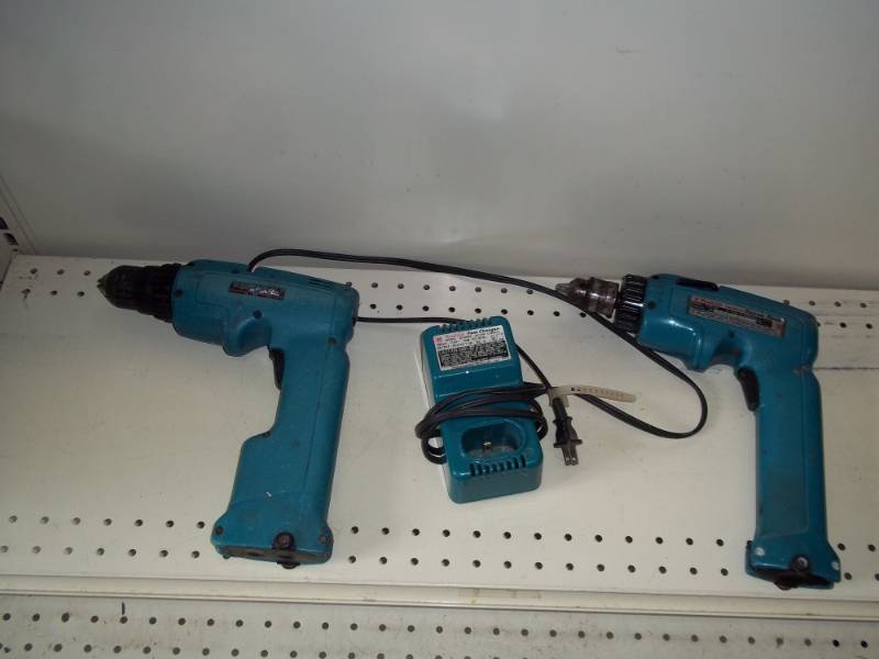 Makita  Cordless Drill driver one with quick chuck one regular chuck and 2 batteries and charger, tested and works