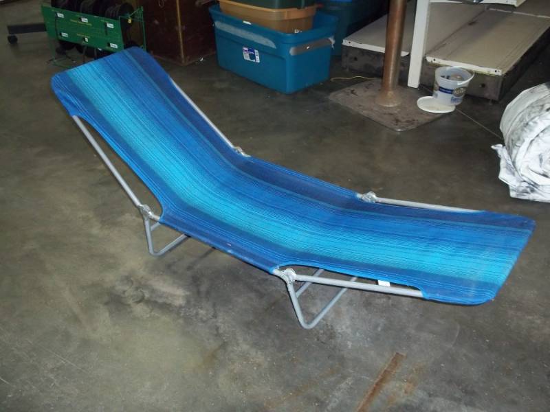 Folding beach chair