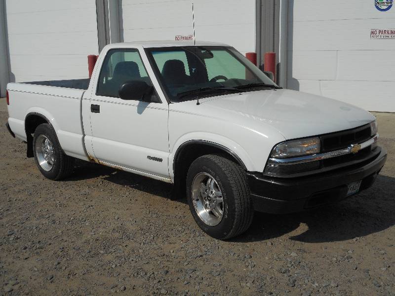 lot 2 image: 1998 Chevrolet S-10 Truck, 2.2Liter...