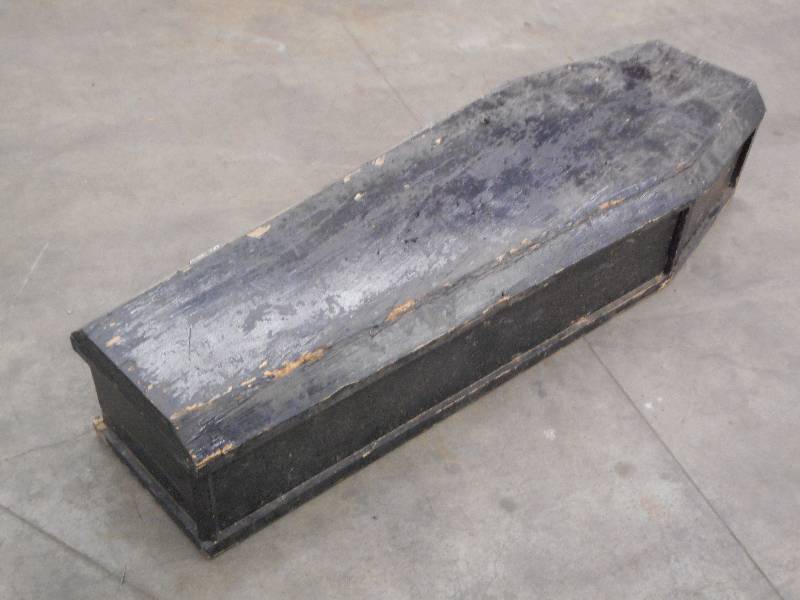lot 35 image: 6ft Wooden Coffin ...