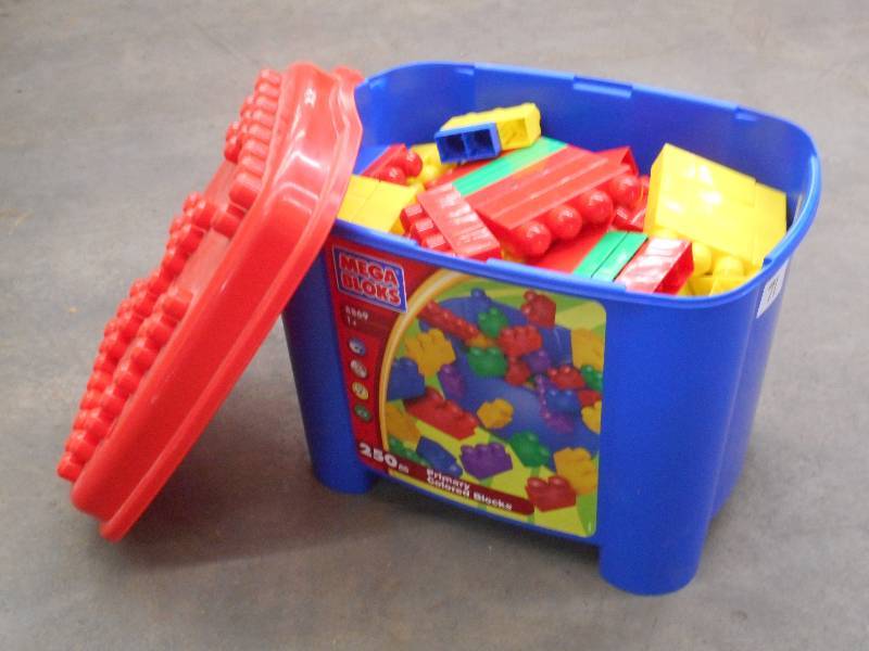 lot 71 image: Tote Full Of Toddlers Mega-Blocks B...