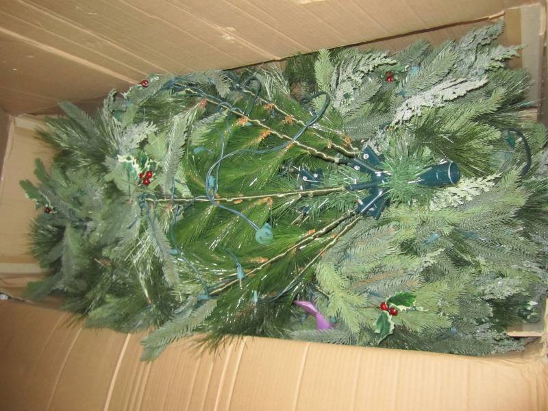 Large LED pre-lit tree, in a 42 x 1...