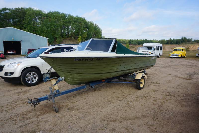 lot 6 image: 1970 Starcraft Polaris Runabout 16 Fiberglass Boat With 1970 Holclaw Brand Trailer