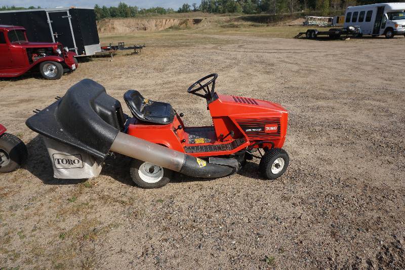 lot 8 image: Toro Riding Lawn Mower Garden Tractor