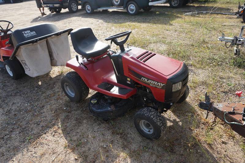 lot 9 image: Murray Brand Riding Lawn Mower Garden Tractor