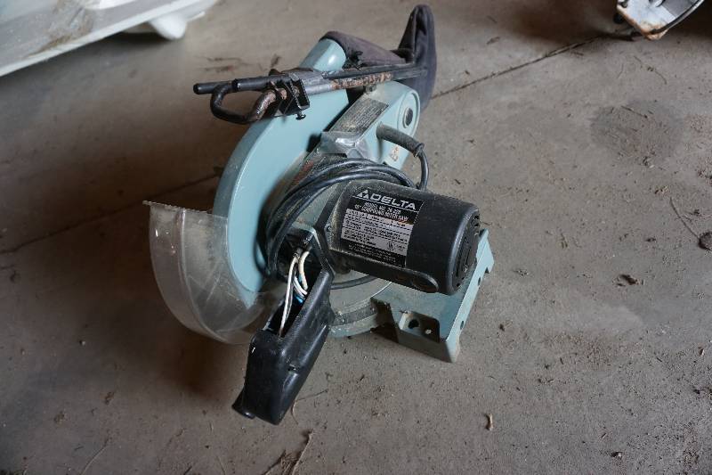 lot 38 image: Delta Model 36-220 10 Compound Miter Saw